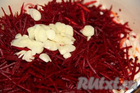 Чеснок нарезать на тонкие пластинки и выложить в кастрюлю с овощами.
