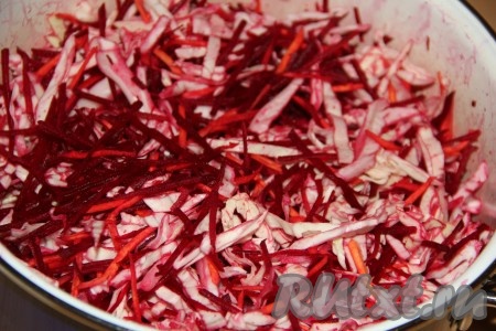 Перемешать тщательно овощи в кастрюле.
