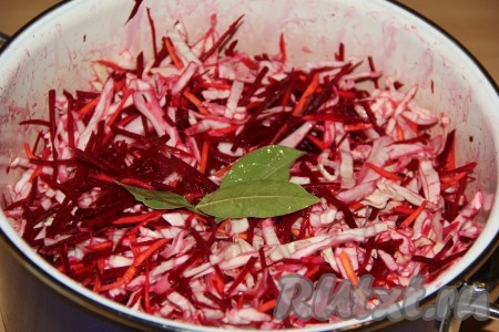 Горячий маринад влить в кастрюлю с овощами и тщательно перемешать.&nbsp;
