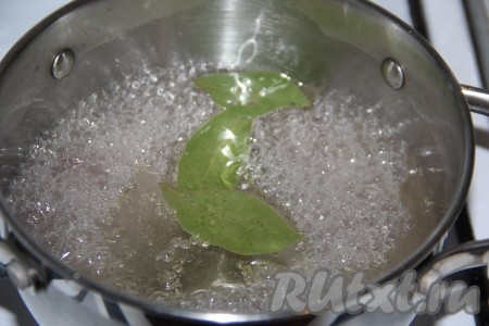 Довести маринад до кипения и проварить пару минут на среднем огне (все кристаллики соли и сахара должны полностью раствориться), затем влить уксус и снять маринад с огня.
