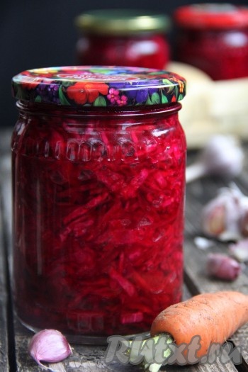 Салат из капусты и свеклы, приготовленный на зиму, получился хрустящим и очень аппетитным. Он отлично разнообразит меню и порадует прекрасным вкусом и яркими красками, попробуйте!
