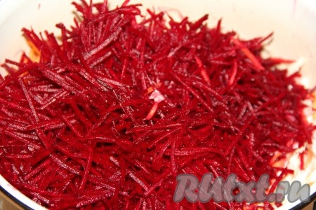 Свеклу тоже нужно натереть на тёрке для корейской моркови, а затем выложить в кастрюлю с морковью и капустой.
