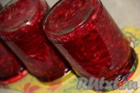 Аккуратно достать банки с салатом из кастрюли, закрутить крышками, перевернуть кверху дном и хорошо укутать в одеяло. Оставить до полного остывания, а затем переставить в кладовку или погреб.&nbsp;
