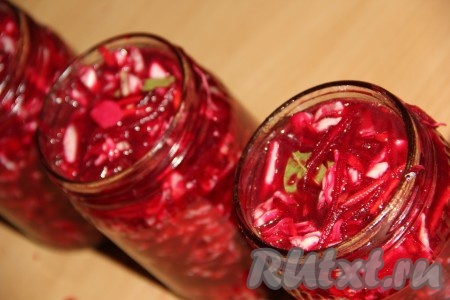 Разложить салат по вымытым и простерилизованным банкам. Из указанного количества ингредиентов обычно получается 2 баночки по 500 миллилитров. Я очень люблю этот салат, поэтому готовила двойную порцию (то есть, увеличив вдвое количество ингредиентов, вы получите 3 баночки по 700 миллилитров).&nbsp;