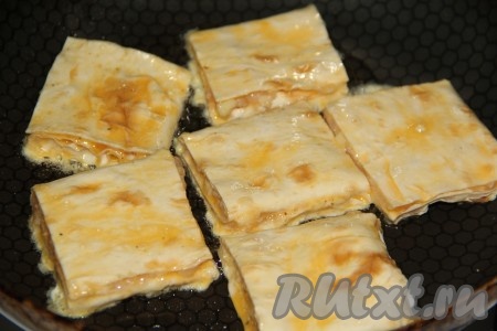 Выложить пирожки на сковороду, разогретую с растительным маслом.
