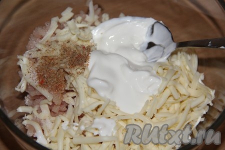 Соединить куриный фарш, сыр, сметану, добавить соль и специи по вкусу, тщательно перемешать начинку для пирожков из лаваша.
