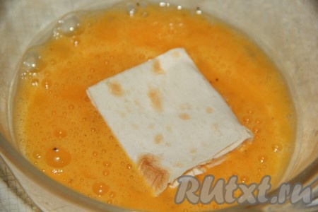 Яйца взбить вилкой. Обмакнуть заготовки пирожков в яичную смесь.
