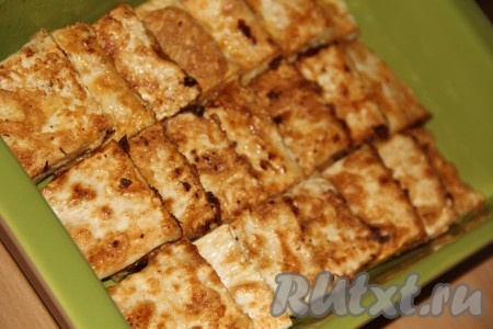 Обжаренные пирожки выложить в жаропрочную форму (или на противень). Поставить форму с пирожками в разогретую духовку и запекать 10 минут при температуре 200 градусов.
