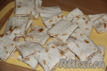 Нарезать рулеты на кусочки размером 5х5 см.
