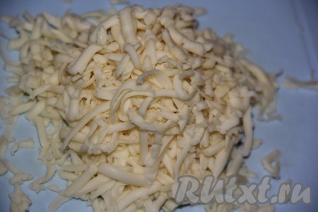 Натереть на крупной тёрке сыр.
