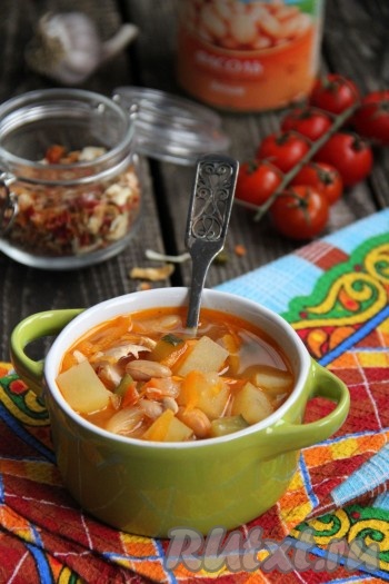 Добавить в кастрюлю фасоль, лавровый лист и овощи, обжаренные с томатной пастой, довести рассольник до кипения, посолить (добавляя соль, учитывайте, что в супе есть солёные огурцы), убавить огонь и потомить 7-10 минут. Затем снять с огня и дать настояться под крышкой минут 10-15. Вкусный, сытный рассольник с фасолью и солёными огурцами подать к столу в горячем виде.
