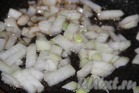 Мелко нарезанный лук обжарить на сковороде на растительном масле, помешивая, до золотистого цвета.
