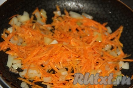 Затем к луку выложить морковь, натёртую на крупной тёрке, обжаривать на среднем огне минут 5, периодически перемешивая.
