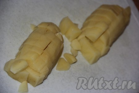 Рассольник по этому рецепту можно приготовить и с варёной, и с покупной консервированной фасолью. Для того чтобы отварить сухую фасоль, её желательно замочить на ночь в холодной воде. На следующий день залить фасоль чистой водой, поставить на огонь, после закипания уменьшить огонь и варить до готовности (обычно фасоль варится от 40 минут до 1,5 часов), затем воду слить. Продолжительность варки во многом зависит от сорта фасоли. Фасоль должна стать достаточно мягкой, но при этом она не должна потерять свою форму (то есть не должна развариться).

Кусочки курицы выложить в кастрюлю, залить водой и отправить на огонь. Когда вода в кастрюле закипит, убавить огонь и варить мясо в течение 35 минут. Затем достать варёное мясо из бульона и отделить от костей. Картофель, морковку и лук очистить. Картошку нарезать на кубики.