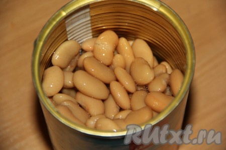 В этот раз для рассольника я использовала консервированную фасоль (можно взять белую или красную фасоль в собственном соку), предварительно слив из банки лишнюю жидкость. Подойдёт, конечно, и предварительно отваренная фасоль.
