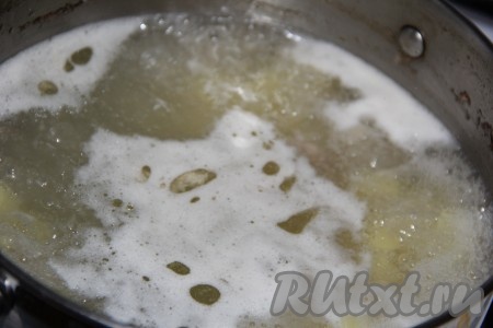 Выложить в кипящий бульон куриное мясо и картофель, дать закипеть, уменьшить огонь и варить 10 минут.
