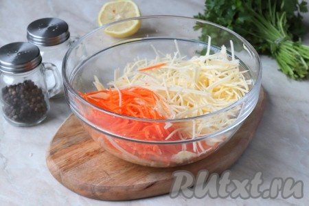 Очистить морковь и репу, а затем тоже натереть на тёрке для корейской морковки и отправить в миску к яблоку.&nbsp;
