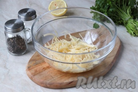 Яблоко очистить, удалить семенную коробочку. Натереть яблоко на тёрке для корейской морковки. Получившуюся яблочную стружку выложить в глубокую миску и сразу же, чтобы предотвратить потемнение, сбрызнуть лимонным соком.
