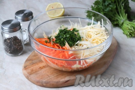 Добавить мелко нарезанную зелень, соль и растительное масло.