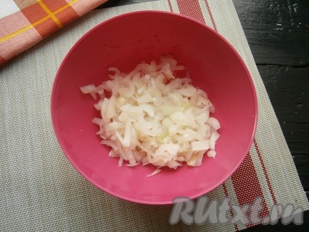 Далее лук хорошенько отжать от маринада. В миску выложить маринованный лук.
