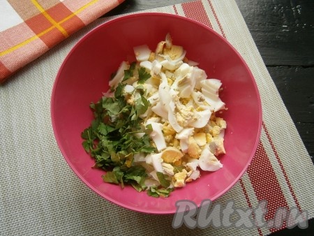 Яйца предварительно отваренные вкрутую (то есть отваренные в течение минут 10 с момента закипания воды), остудить, очистить и нарезать довольно крупно. К маринованному луку добавить яйца и измельчённую зелень петрушки (или укропа).
