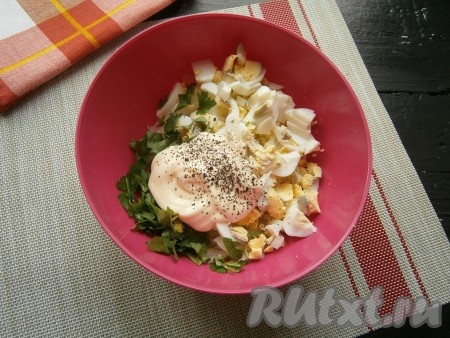 Добавить майонез и сметану, салат из маринованного лука, яиц и зелени посолить и поперчить.
