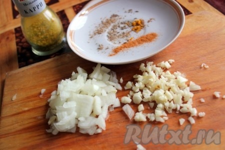 Лук мелко нашинковать, зубчики чеснока раздавить и мелко порубить.