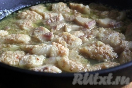 Затем добавить кусочки морской рыбы. Тушить рыбку в кокосовом молоке до готовности, минут 20.
