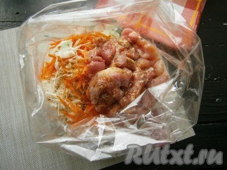 Сюда же добавить куриное мясо, соль, специи, чёрный молотый перец, влить растительное масло.
