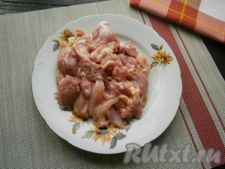 Обрезать мясо, удалив кости, нарезать его небольшими кусочками.
