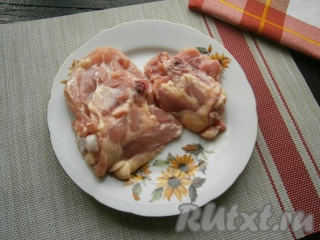 Кусочки курицы вымыть, обсушить.
