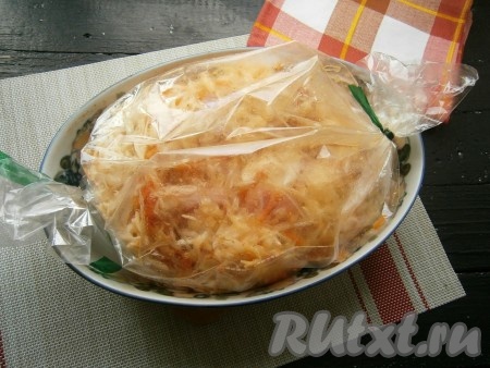 Поместить рукав с капустой и курицей на противень (или в подходящую форму), сверху в рукаве с помощью зубочистки сделать несколько проколов для выхода пара.
