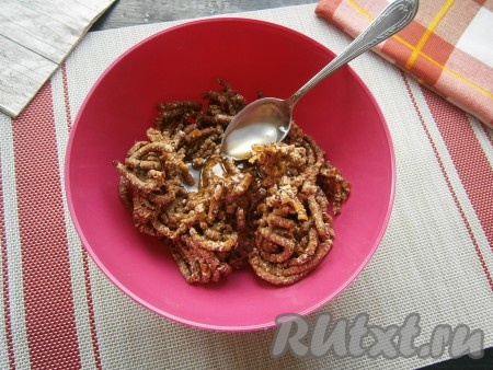 У меня блендер не справился, поэтому я перекрутила на мясорубке с мелкой решёткой. Смесь из сухофруктов и овсяных хлопьев переложить в миску, добавить мёд.
