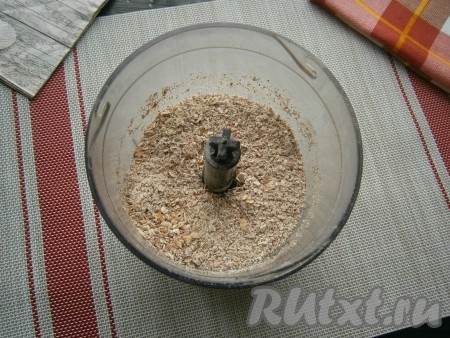Обжаренные овяные хлопья измельчить в чаше блендера.