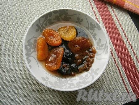 Курагу, чернослив и изюм залить сладким белым вином (или виноградным соком) и оставить на 1 час.

