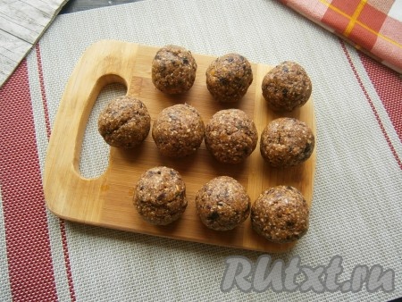 Тщательно перемешать и влажными руками скатать шарики, размером чуть больше грецкого ореха.
