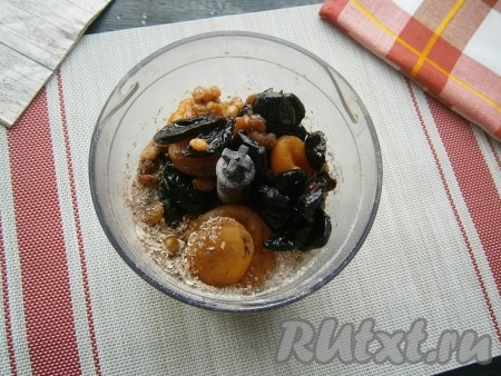 К измельчённым овсяным хлопьям добавить сухофрукты с вином (или соком), измельчить. Если у вас мощный блендер, измельчайте в нём до состояния почти однородной массы.
