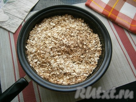 Обжарить их на среднем огне, постоянно помешивая, до слегка золотистого цвета, остудить.