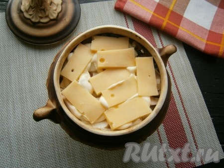 Сверху выложить пластины сыра.
