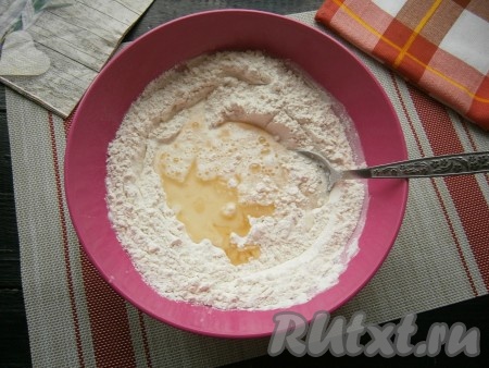 Влить тёплое молоко и растительное масло.
