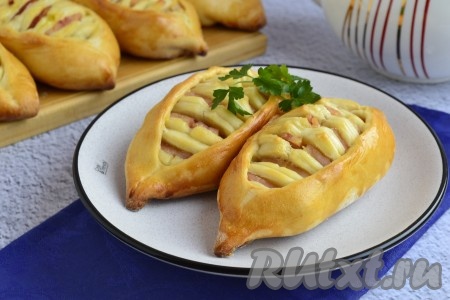 Необычайно красивые и очень вкусные пирожки, приготовленные с ветчиной и сыром из дрожжевого теста, немного остудить и можно подавать к столу.