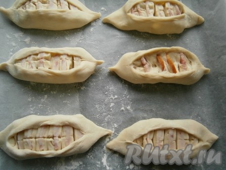 Таким же образом сформировать оставшиеся 5 пирожки и выложить их на противень, застеленный пергаментом, чуть присыпанный мукой.
