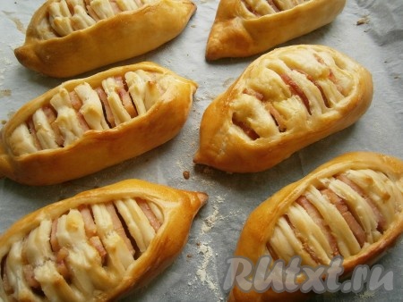 Выпекать пирожки в разогретой до 180 градусов духовке около 20-30 минут (до румяного цвета).
