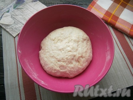 Прикрыть тесто плёнкой и оставить в тепле на 1 час. Тесто увеличится в объёме раза в полтора.
