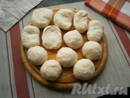 Тесто обмять, разделить на 12 одинаковых кусочков, 6 из которых скатать в шарики.
