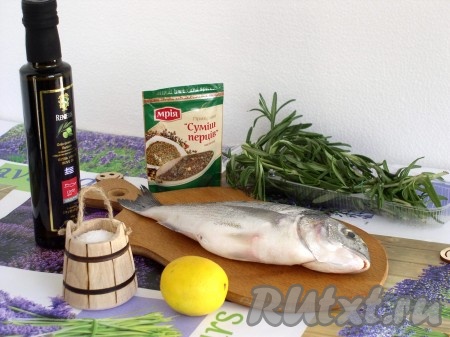 Имеем дело мы с рыбой морской, а поэтому берём морскую соль крупного помола. Дорадо имеет мелкую брюшную полость, не отличается костистостью, даже наоборот. Что можно пожелать такой благородной рыбе? Подчеркнуть её вкус! Подготовим рыбу - очистим от чешуи, жабер. Обсушим.
