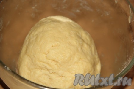 Замесить нежное и мягкое тесто, не липнущее к рукам.&nbsp;
