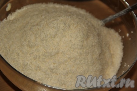 Переложить творожную массу в миску и добавить кокосовую стружку.