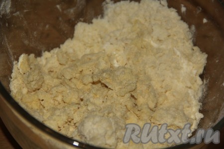 Перетереть массу в крошку, добавить яйцо.
