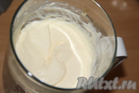 Пробить творожную массу погружным блендером до однородного состояния.
